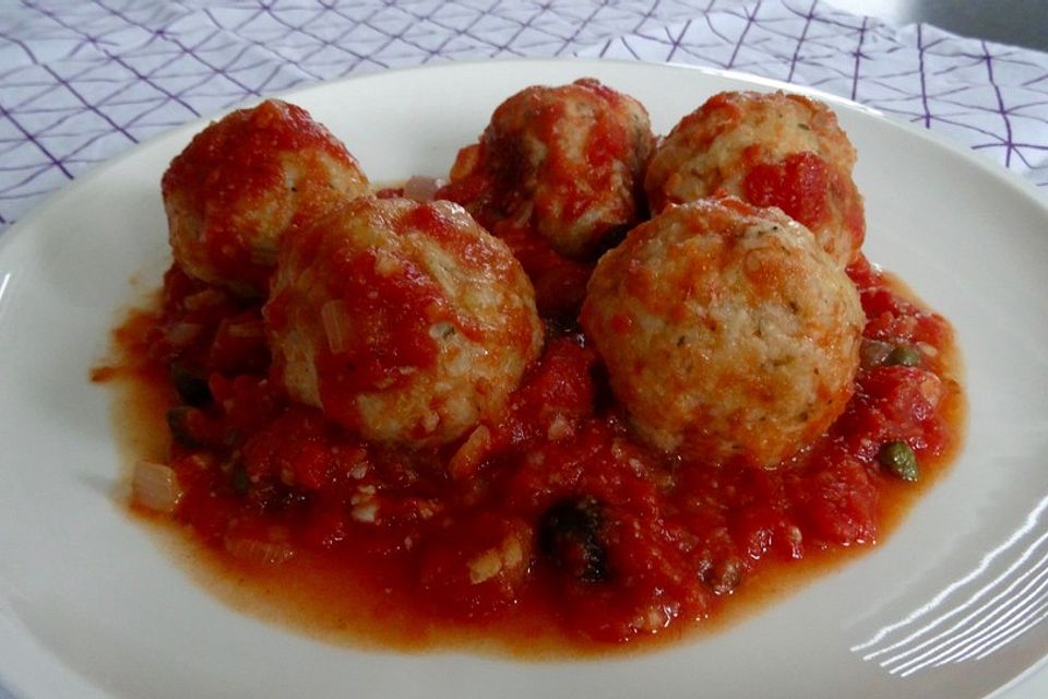 Reisbällchen auf Tomatengemüse