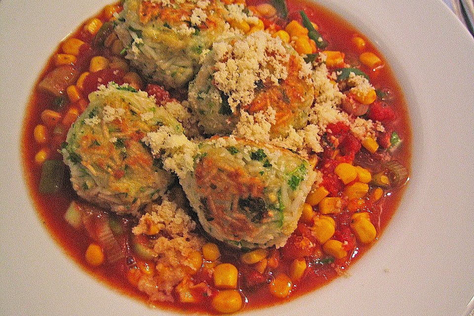 Reisbällchen auf Tomatengemüse