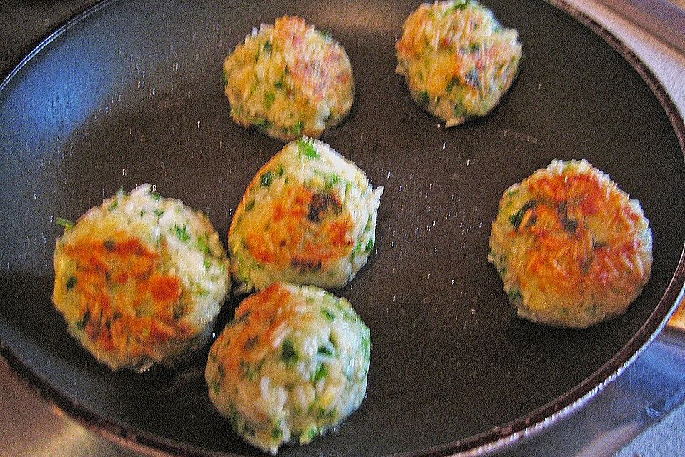 Reisbällchen auf Tomatengemüse