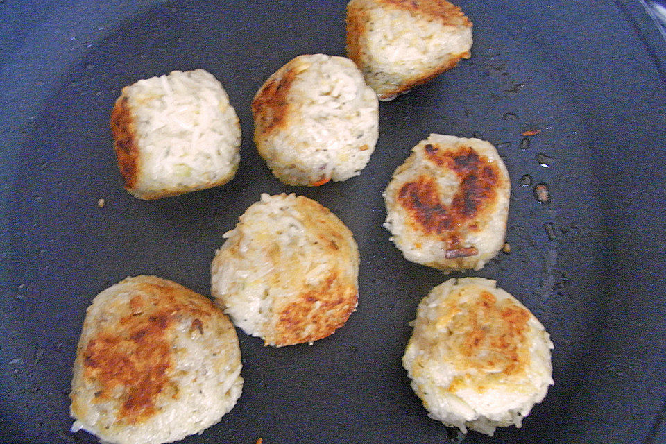 Reisbällchen auf Tomatengemüse