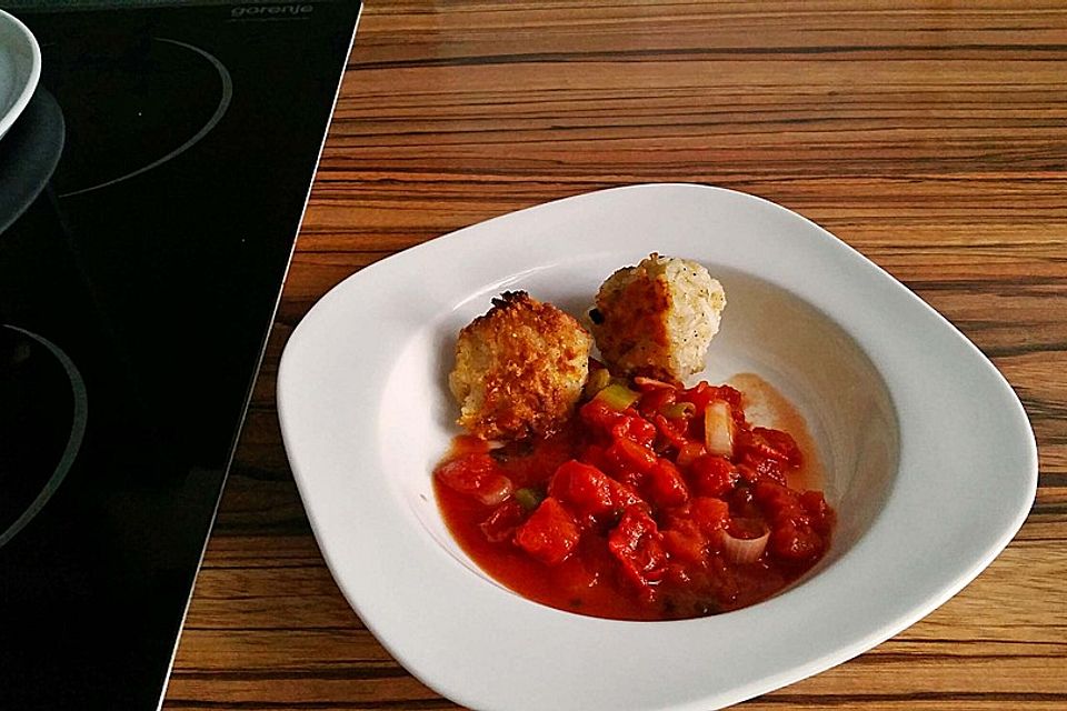 Reisbällchen auf Tomatengemüse