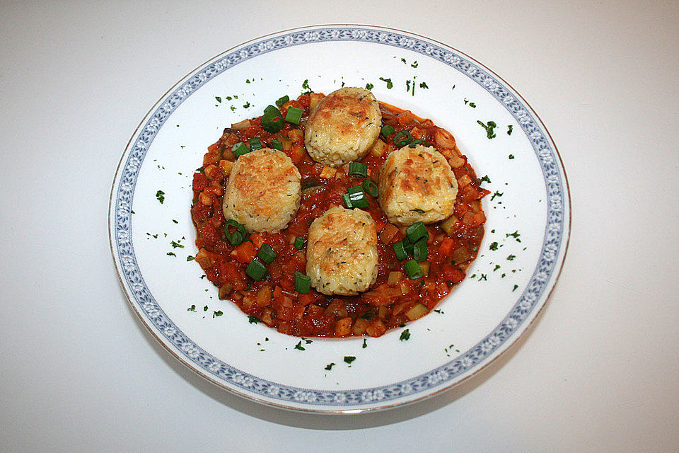 Reisbällchen auf Tomatengemüse