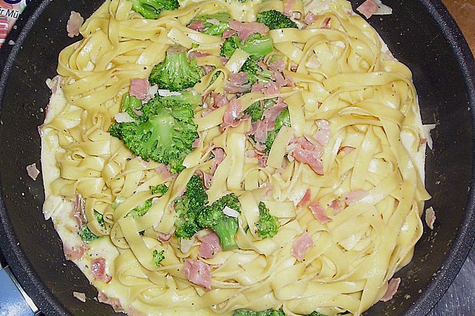 Tagliatelle mit Brokkoli, Schinken und Champignons