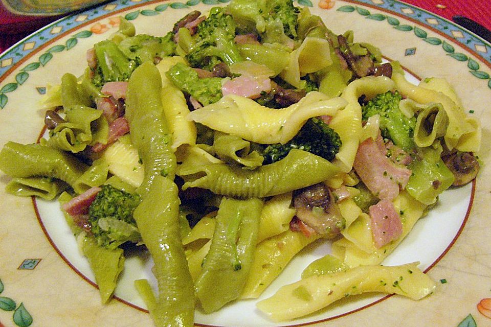 Tagliatelle mit Brokkoli, Schinken und Champignons