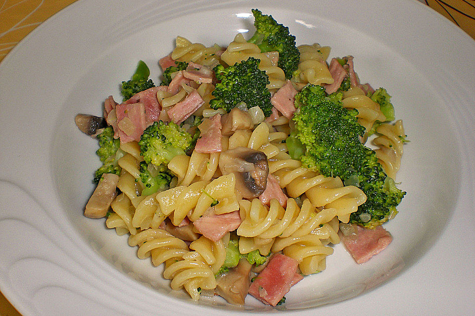 Tagliatelle mit Brokkoli, Schinken und Champignons