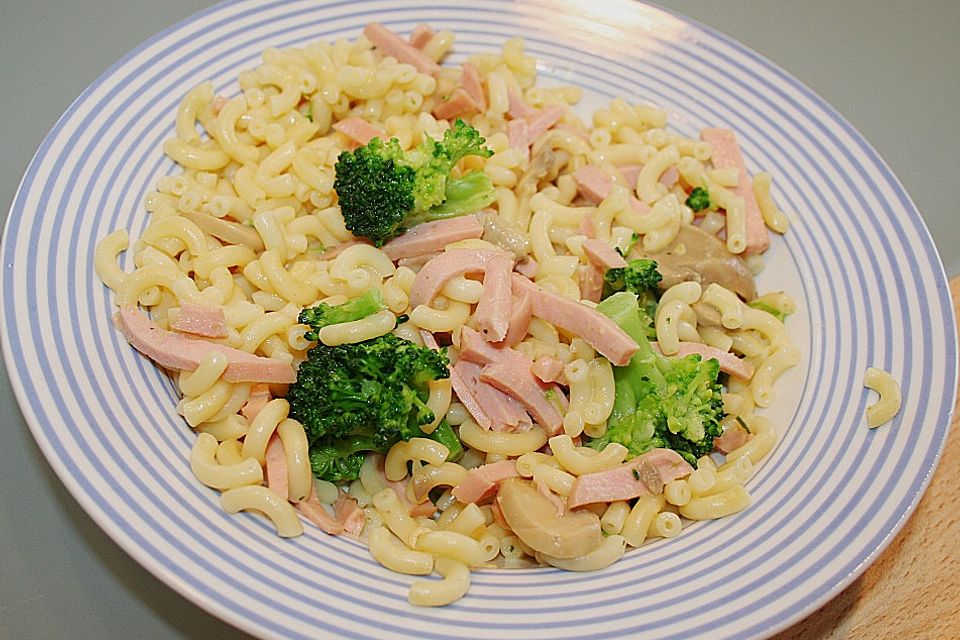 Tagliatelle mit Brokkoli, Schinken und Champignons