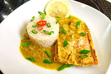 Gebratener Fisch in grüner Currysauce
