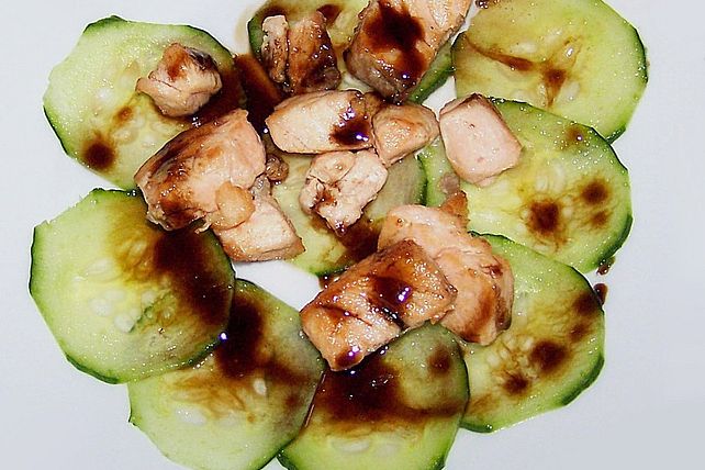 Gurken - Carpaccio mit gebratenem Lachs und Balsamico - Reduktion von ...
