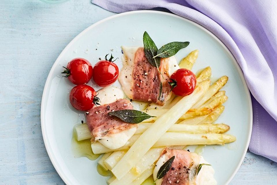 Spargel mit Mozzarella-Schinken-Päckchen