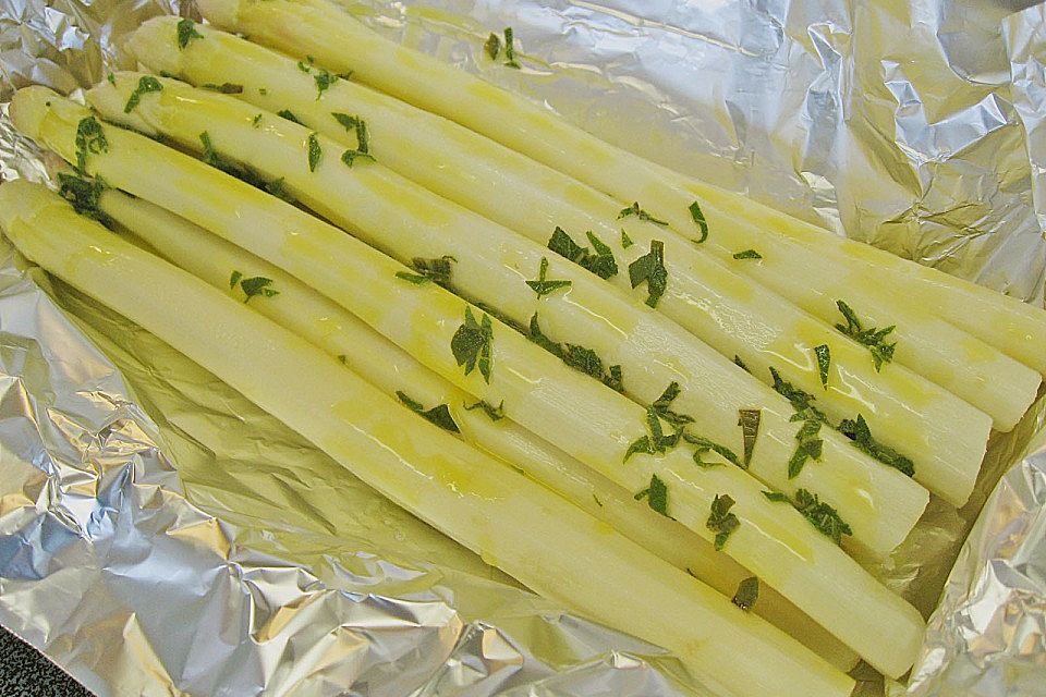 Spargel mit Mozzarella-Schinken-Päckchen