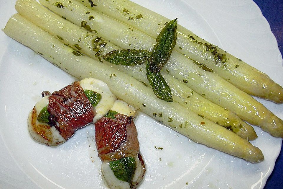 Spargel mit Mozzarella-Schinken-Päckchen