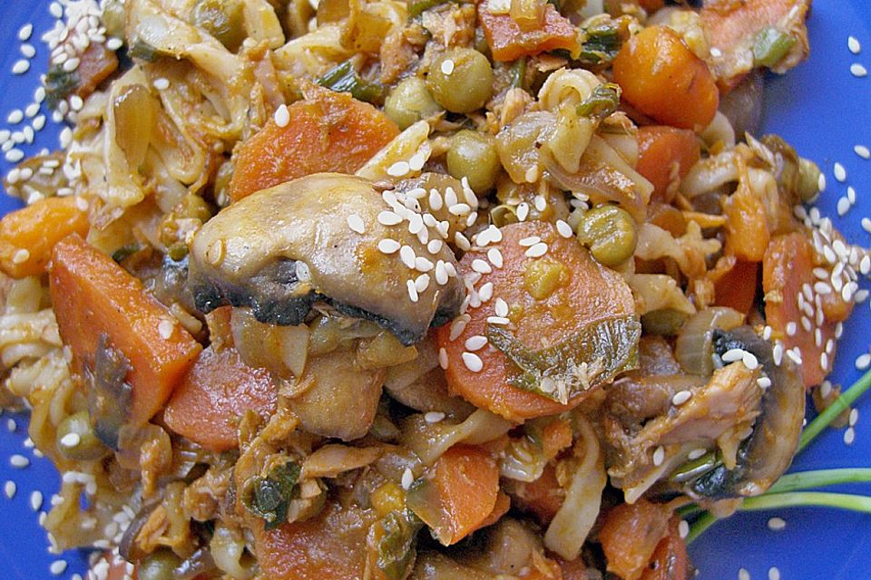 Wok - Nudeln mit Thunfisch und Champignons