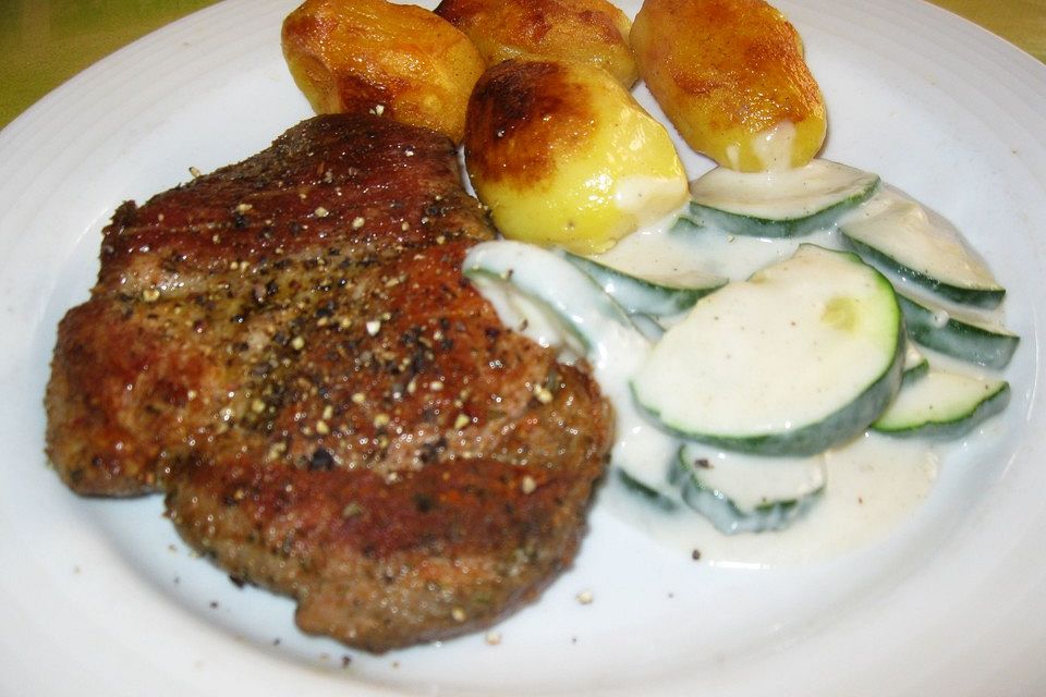 Rinderhüftsteak mit Rucolasalat und Bratkartoffeln