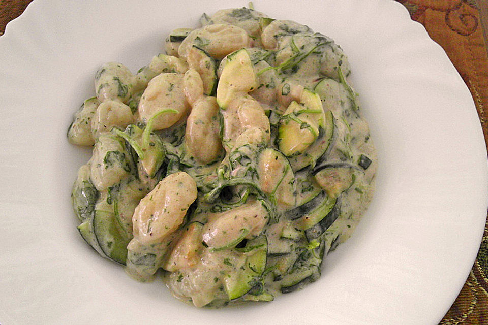 Nudeln mit Rucola - Zucchini