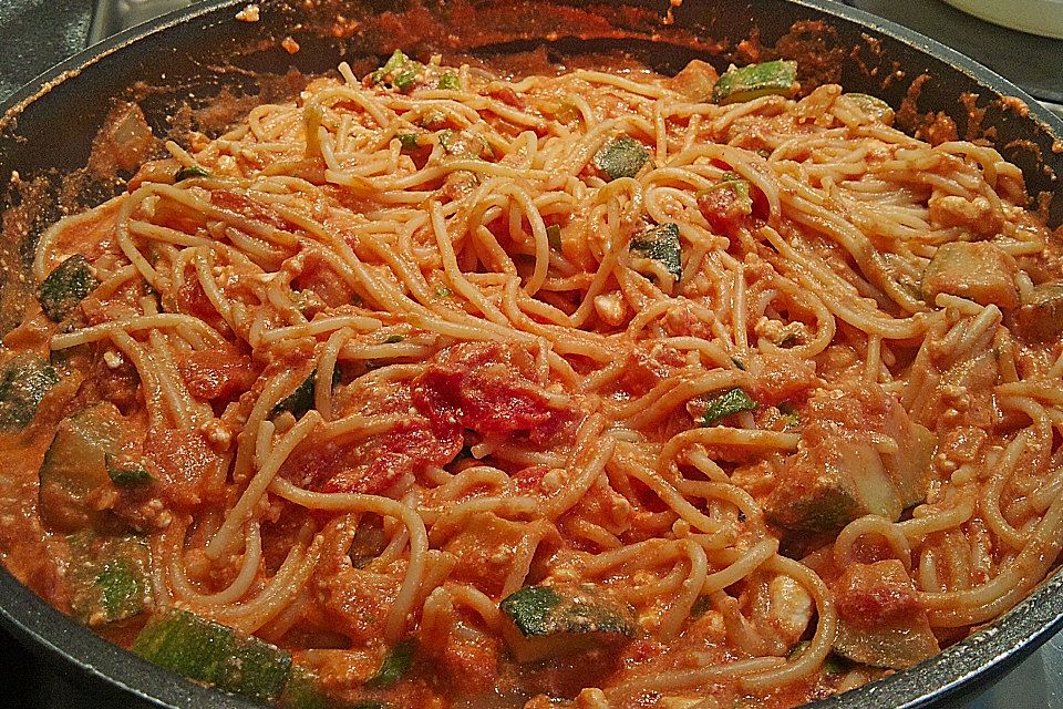 Pasta mit Schafskäse - Tomaten - Sauce