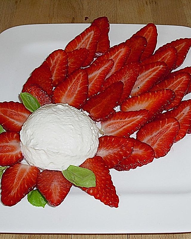 Erdbeercarpaccio mit Kokoscreme