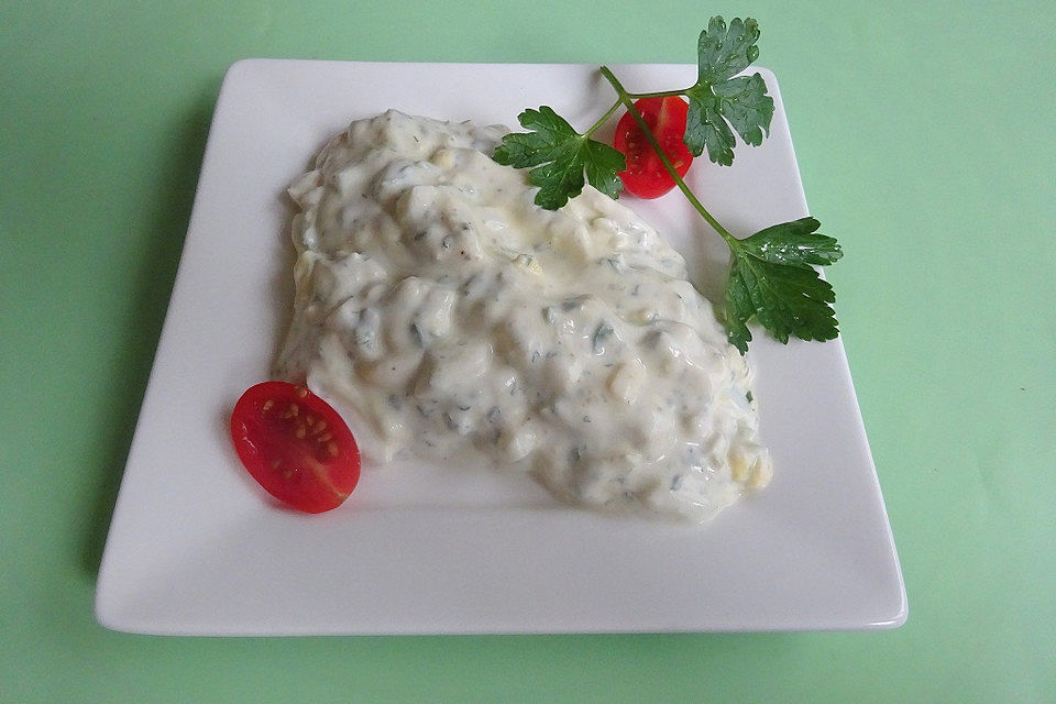 Harte Eier in Knoblauch - Kräutersauce