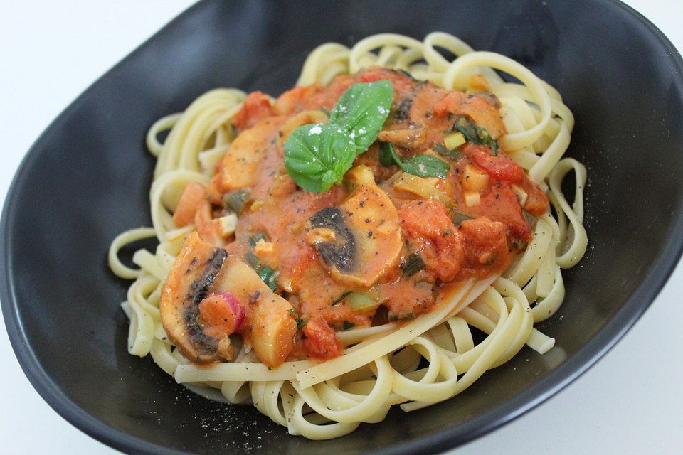 Spaghetti mit Tomaten - Champignon - Sauce mit Oliven