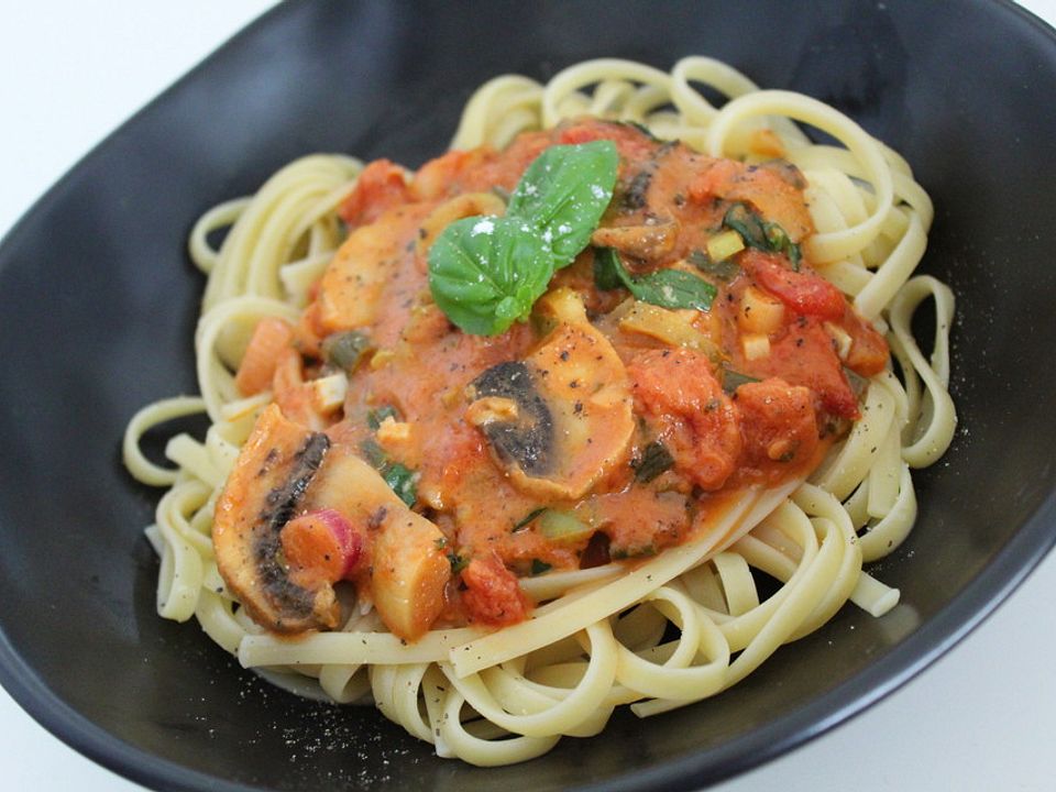 Spaghetti mit Tomaten - Champignon - Sauce mit Oliven von Julia0592 ...