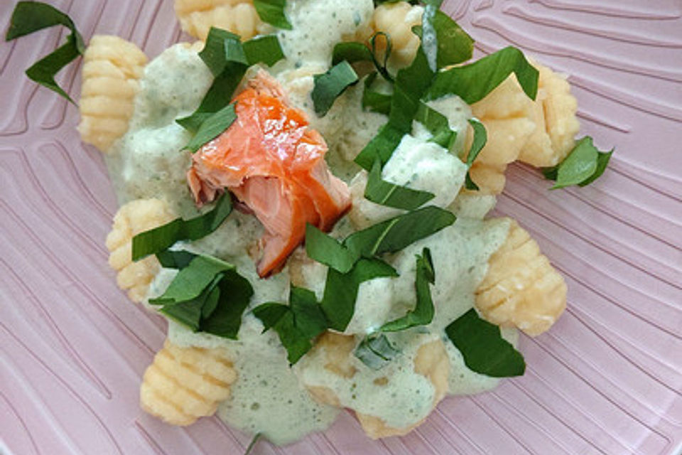 Gebratener Lachs auf Gnocchi mit Bärlauch - Frischkäse - Sauce