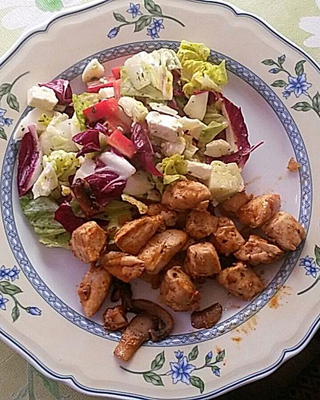 Gemischter Salat mit Hähnchenbruststreifen