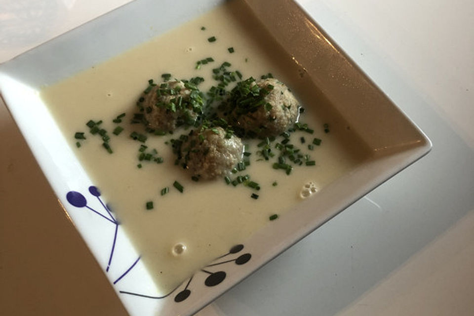 Biercremesuppe mit Grammelknöderln