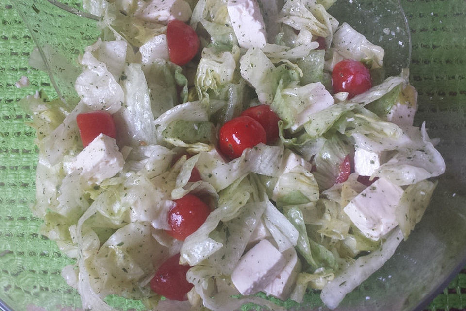 Tomatensalat mit Blattsalat und Fetakäse