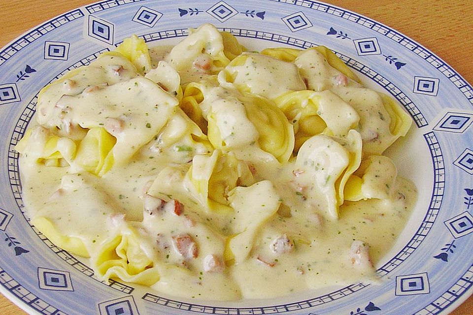 Tortellini mit Käse - Kräutersauce