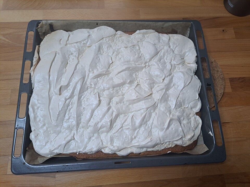 Rhabarberkuchen vom Blech mit Schneehaube von reneesasel| Chefkoch