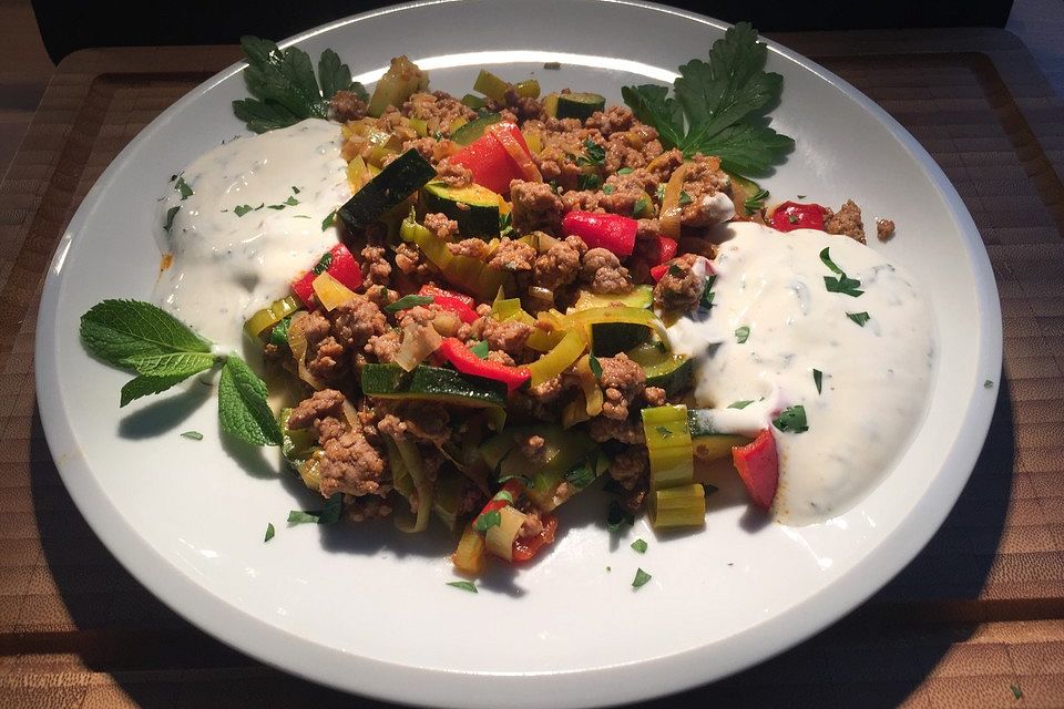 Orientalische Hackfleisch-Gemüse-Pfanne mit Joghurt-Minzsauce