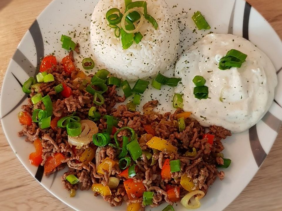 Orientalische Hackfleisch - Gemüse - Pfanne mit Joghurt - Minz - Sauce ...