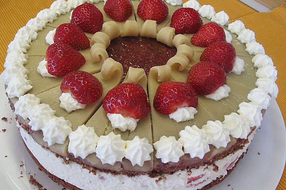 Erdbeer - Marzipan - Torte