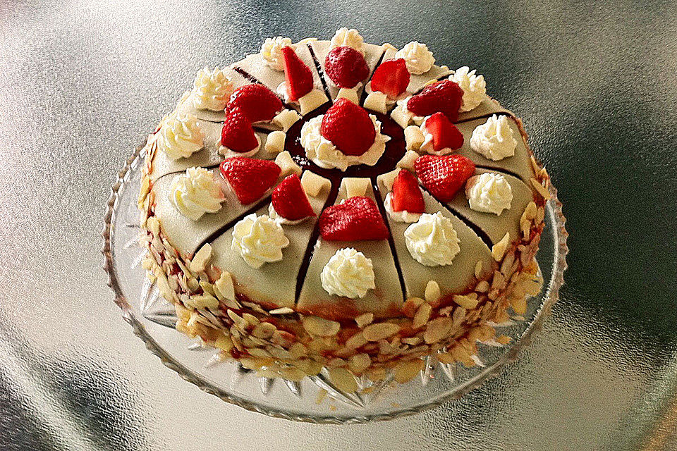 Erdbeer - Marzipan - Torte