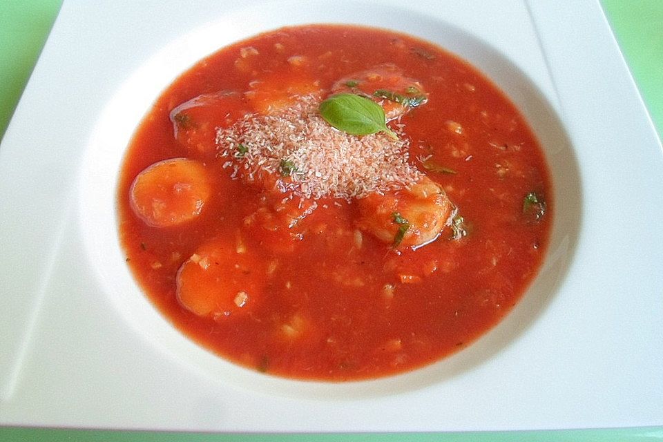 Tomatensuppe mit Bananen und Kokosraspel