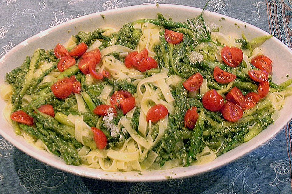 Bandnudeln mit Bärlauchpesto und frischen Tomaten