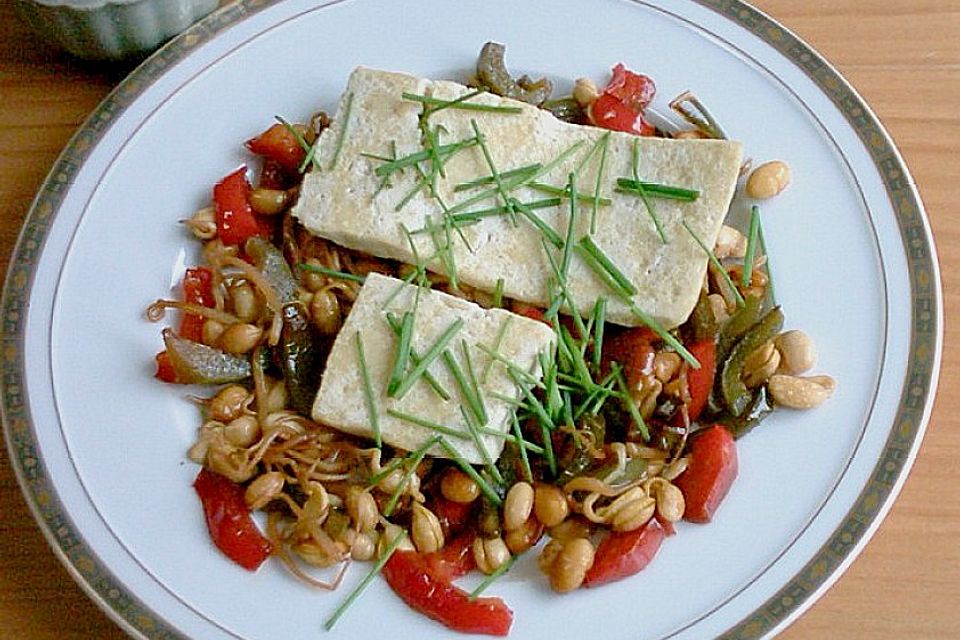 Gebratener Tofu auf Gemüse