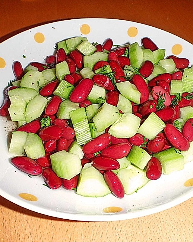 Gurkensalat mit roten Bohnen