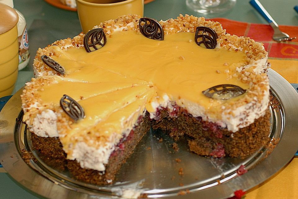 Nusskuchen mit Kirschen und Eierlikör - Sahne