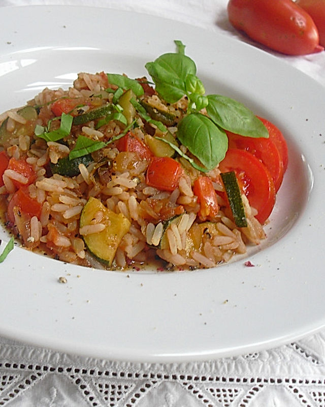 Reistopf mit Tomaten, Zucchini und Zwiebeln