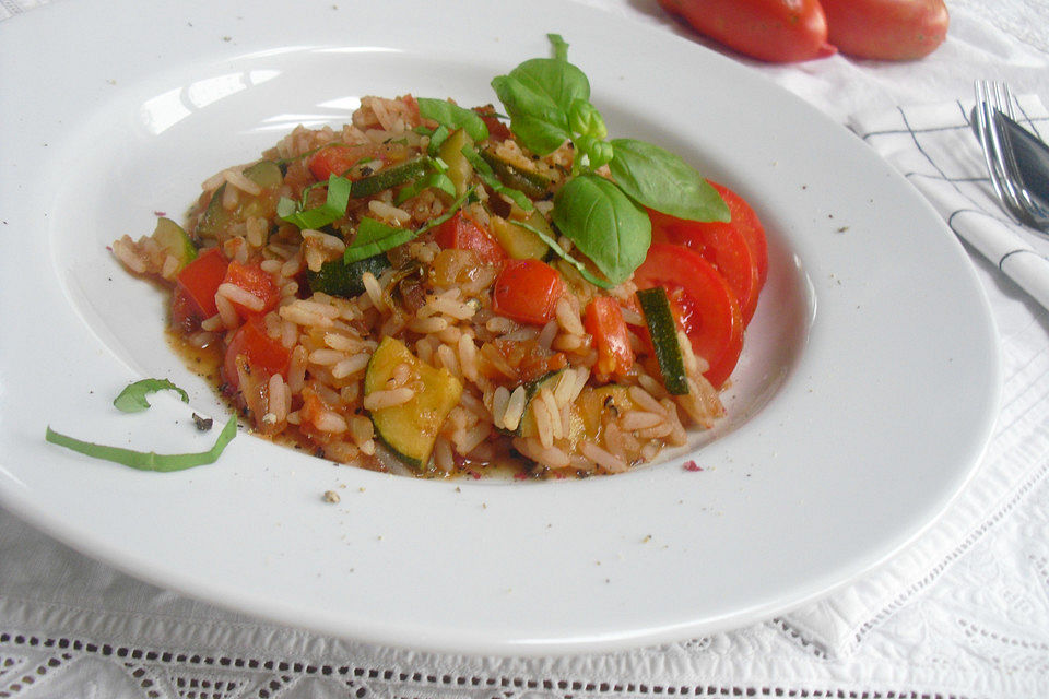 Reistopf mit Tomaten, Zucchini und Zwiebeln