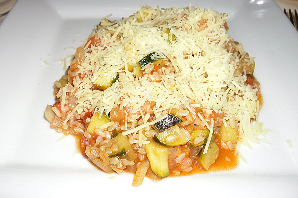 Reistopf mit Tomaten, Zucchini und Zwiebeln