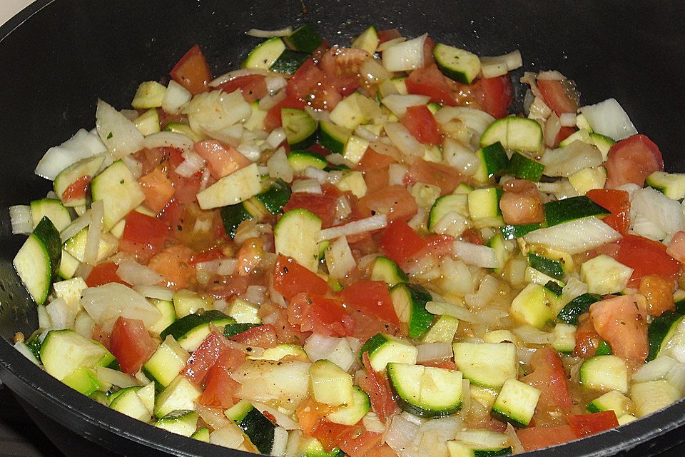 Reistopf mit Tomaten, Zucchini und Zwiebeln