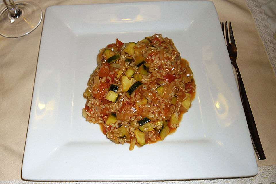 Reistopf mit Tomaten, Zucchini und Zwiebeln