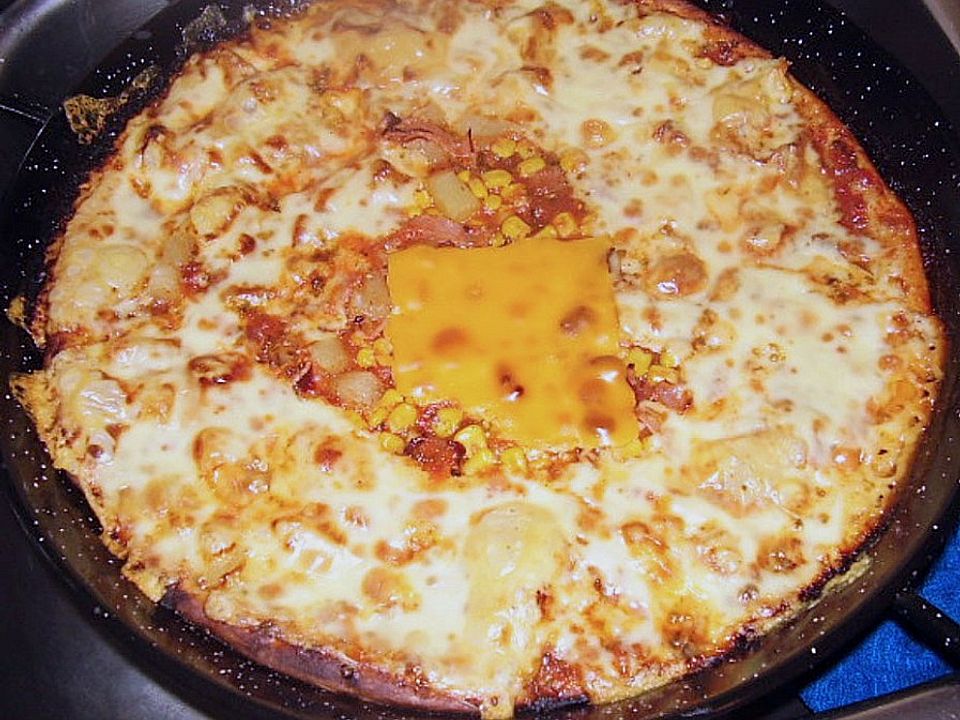 Familienpizza mit Ananas und Salami - Kochen Gut | kochengut.de