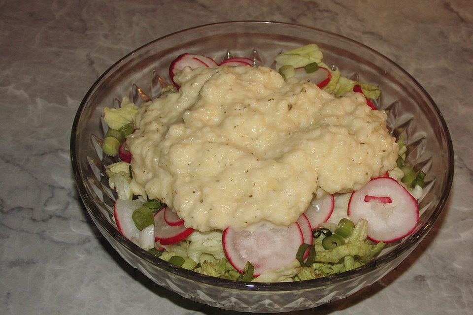 Blattsalate mit Radieschen und Apfeldressing