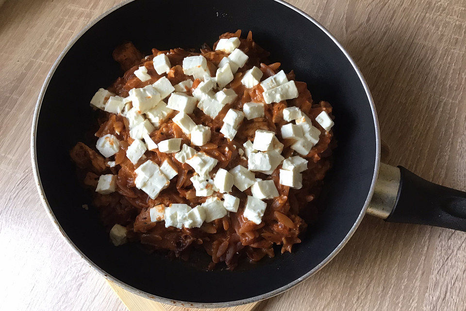 Kritharakipfanne mit Hackfleisch und Schafskäse