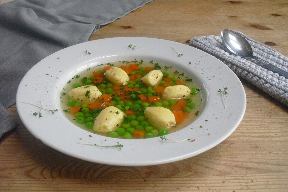 Schnelle Erbsensuppe mit Grießklößchen