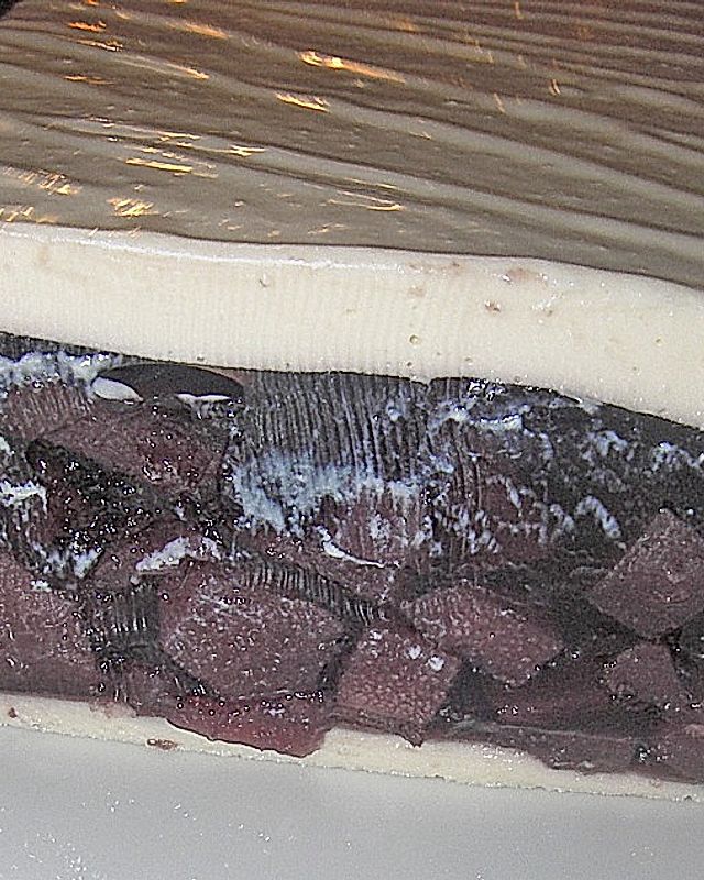 Gelierte Rotweinbirne im Ricottamantel auf Johannisbeercoulis