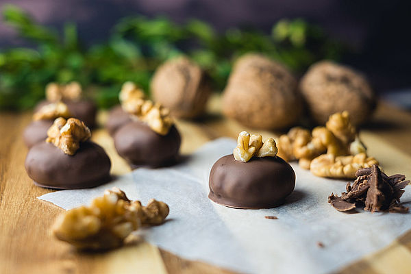 Walnuss - Aprikosen - Pralinen mit Marzipan von Sivi | Chefkoch