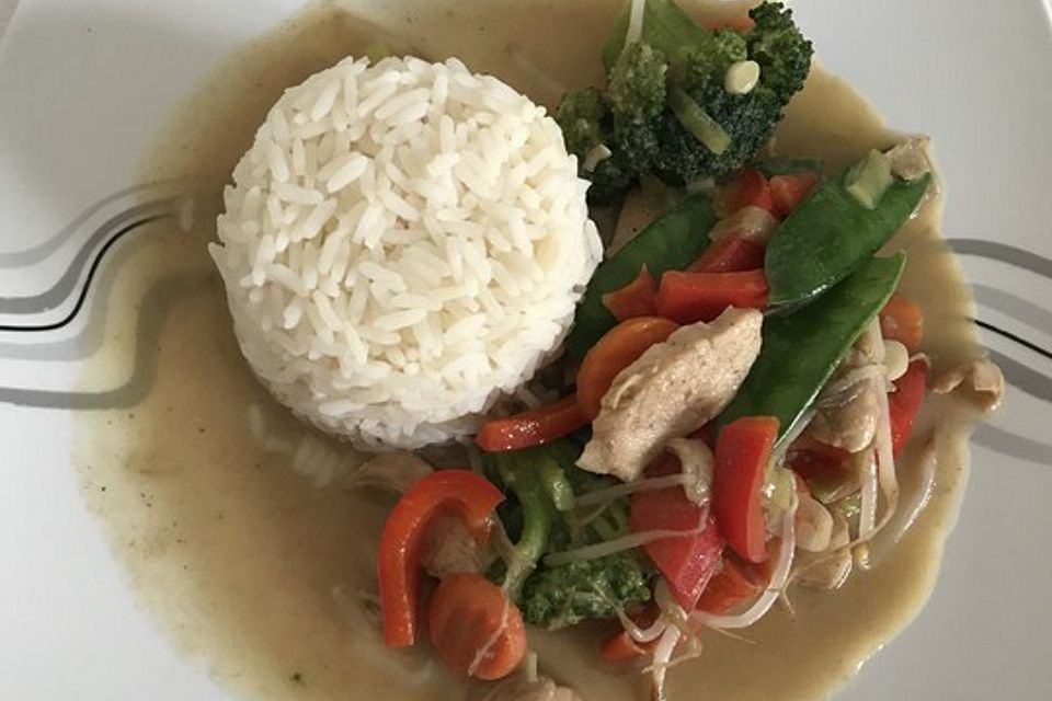 Thaicurry mit Hähnchenbrust und Kokosmilch